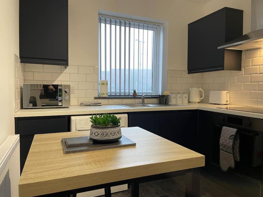Modern Apartment With En-Suite & Private Kitchen Stoke-on-Trent Exterior photo