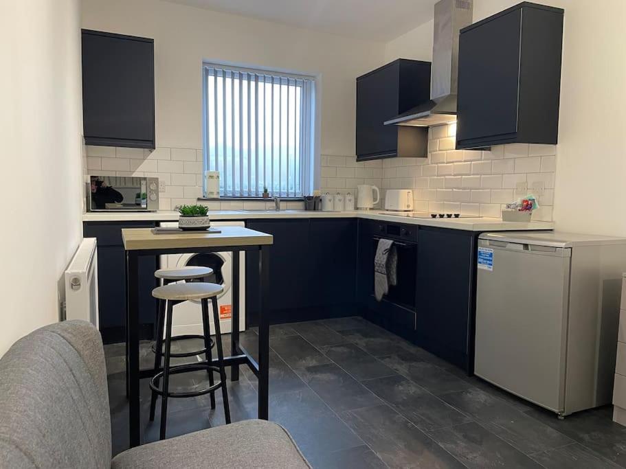 Modern Apartment With En-Suite & Private Kitchen Stoke-on-Trent Exterior photo